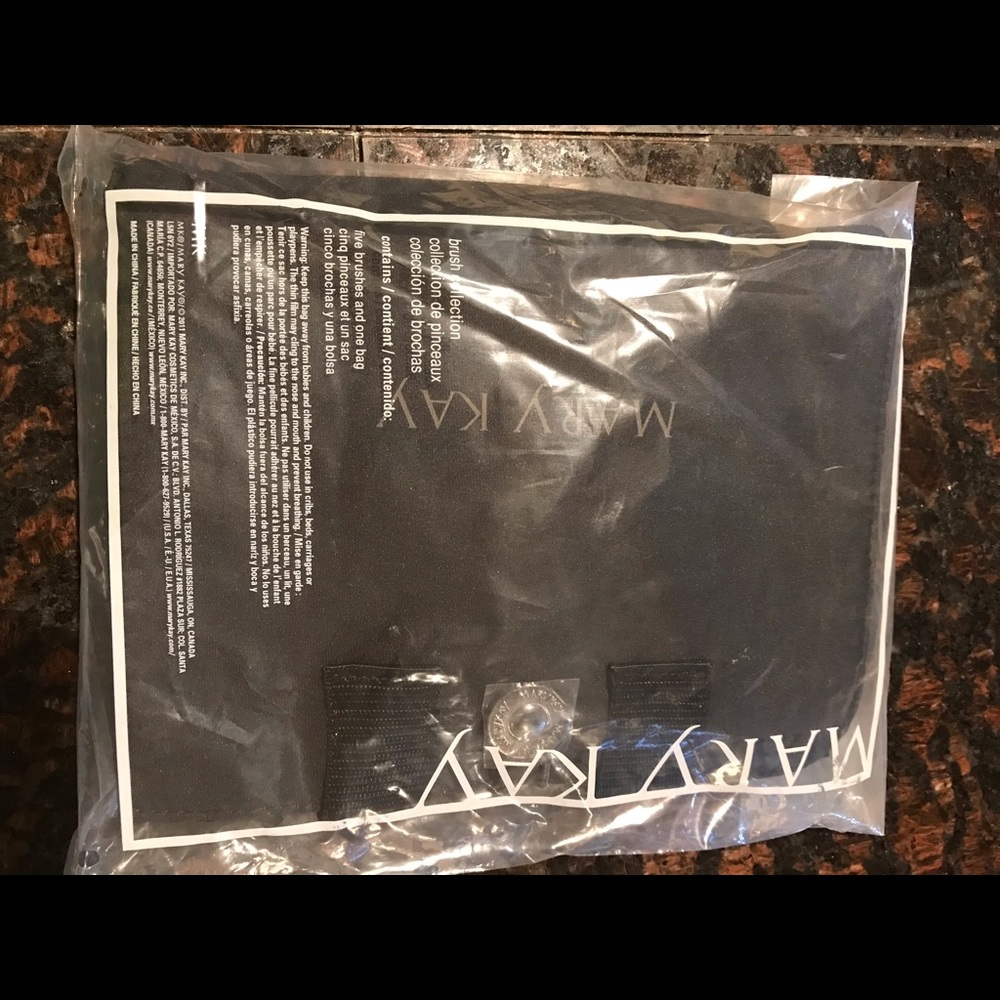 NWT Mary Kay makeup brush kit with bag